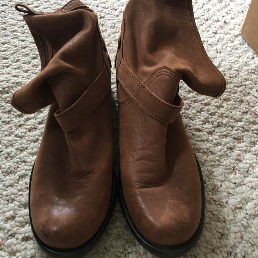 Brown ankle boots.
